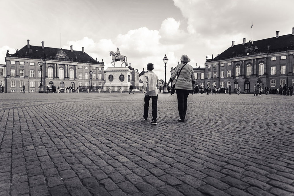 family photo shoot in Nyhavn, Copenhagen. Copenhagen Photographer Natalia Cury