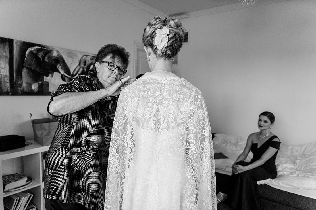 bride getting ready at Slotssø Palæet