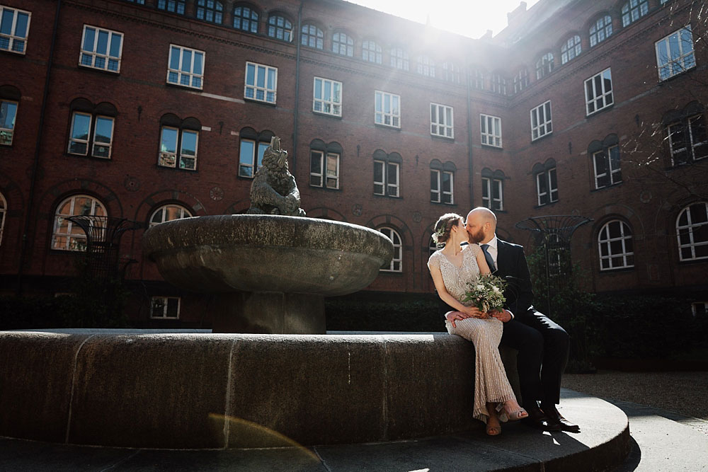 wedding photos at Copenhagen city hall, natural wedding photography by Natalia Cury