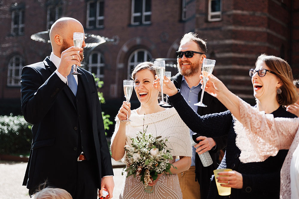 wedding photos at Copenhagen city hall, natural wedding photography by Natalia Cury