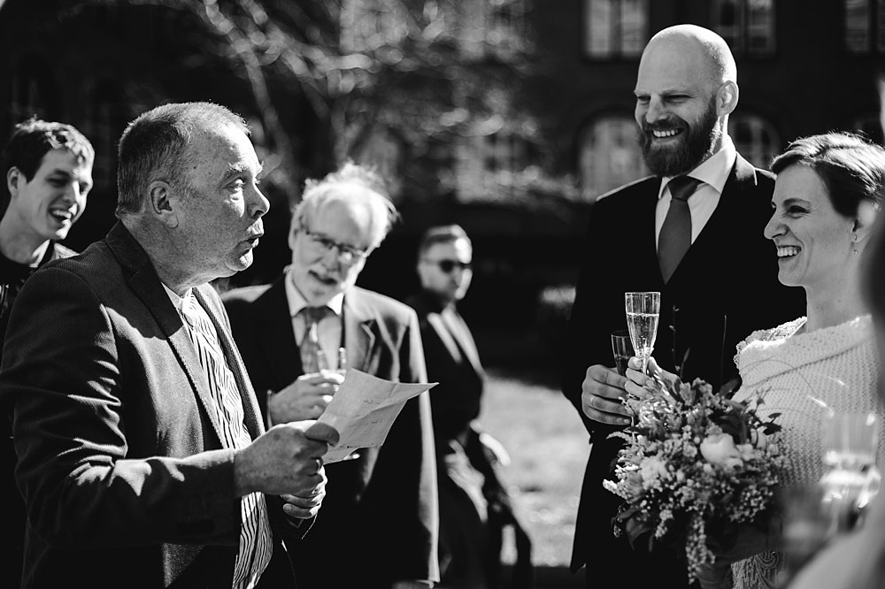 wedding photos at Copenhagen city hall, natural wedding photography by Natalia Cury