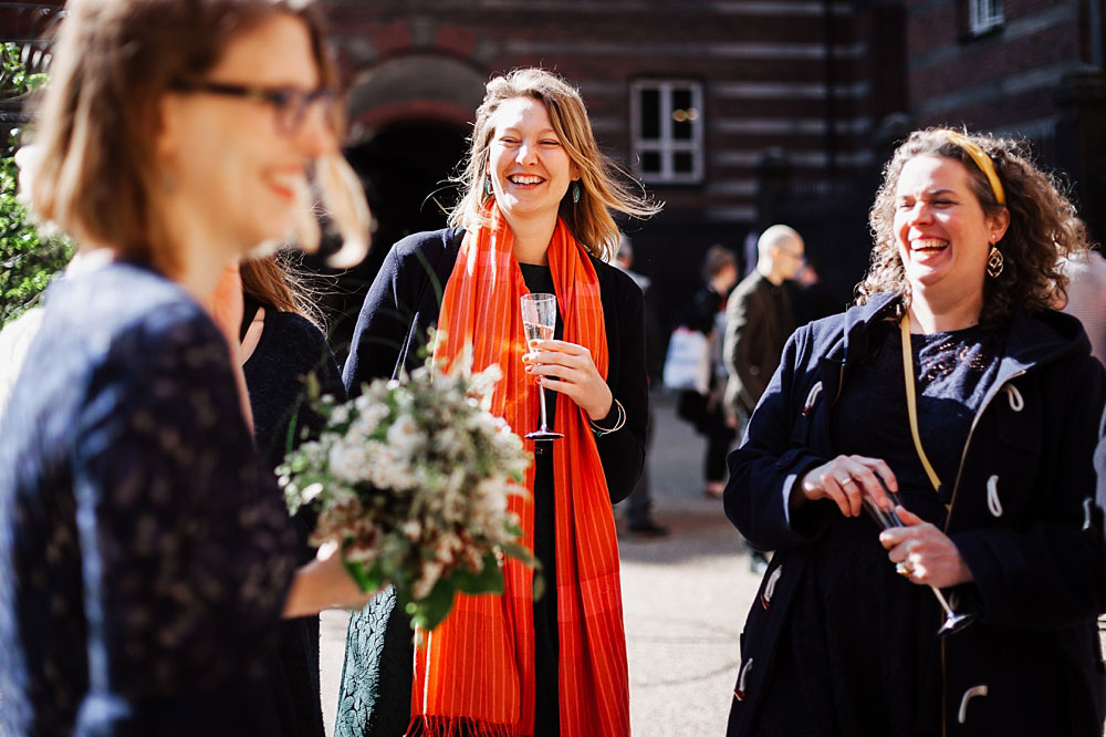 wedding photos at Copenhagen city hall, natural wedding photography by Natalia Cury