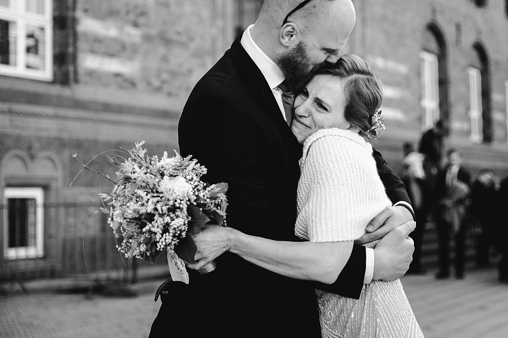 wedding photos at Copenhagen city hall, natural wedding photography by Natalia Cury