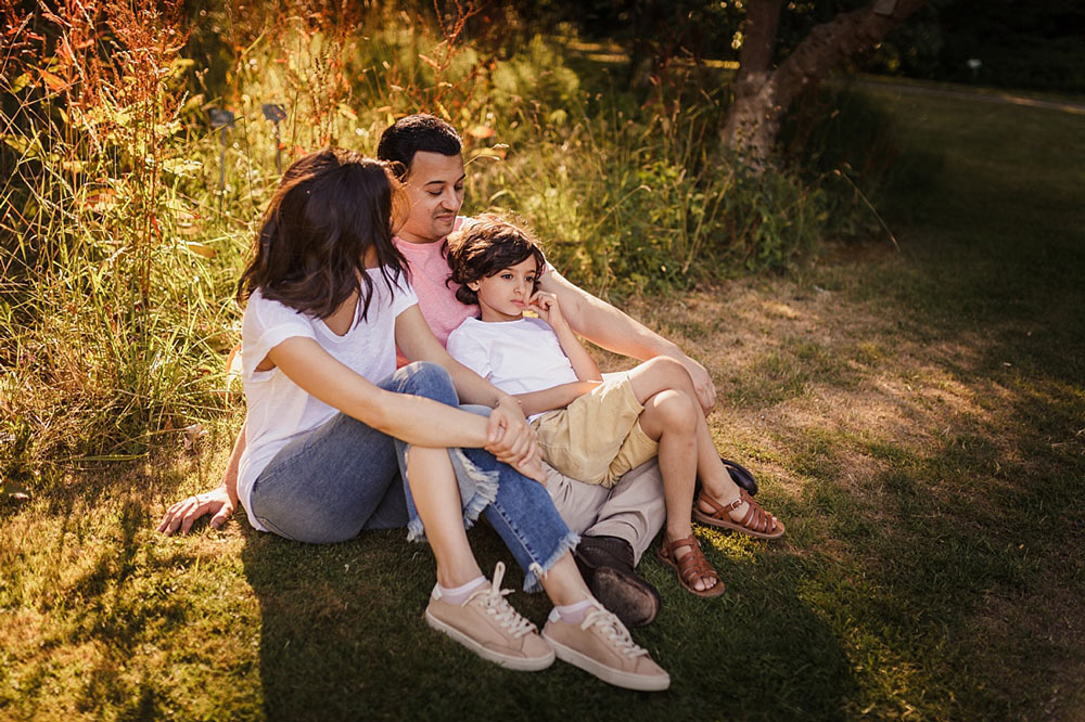 lifestyle family photo shoot at Copenhagen Botanical Garden, photos by Natalia Cury family photography