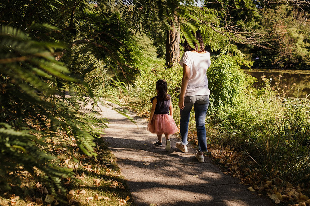 lifestyle family photo shoot at Copenhagen Botanical Garden, photos by Natalia Cury family photography