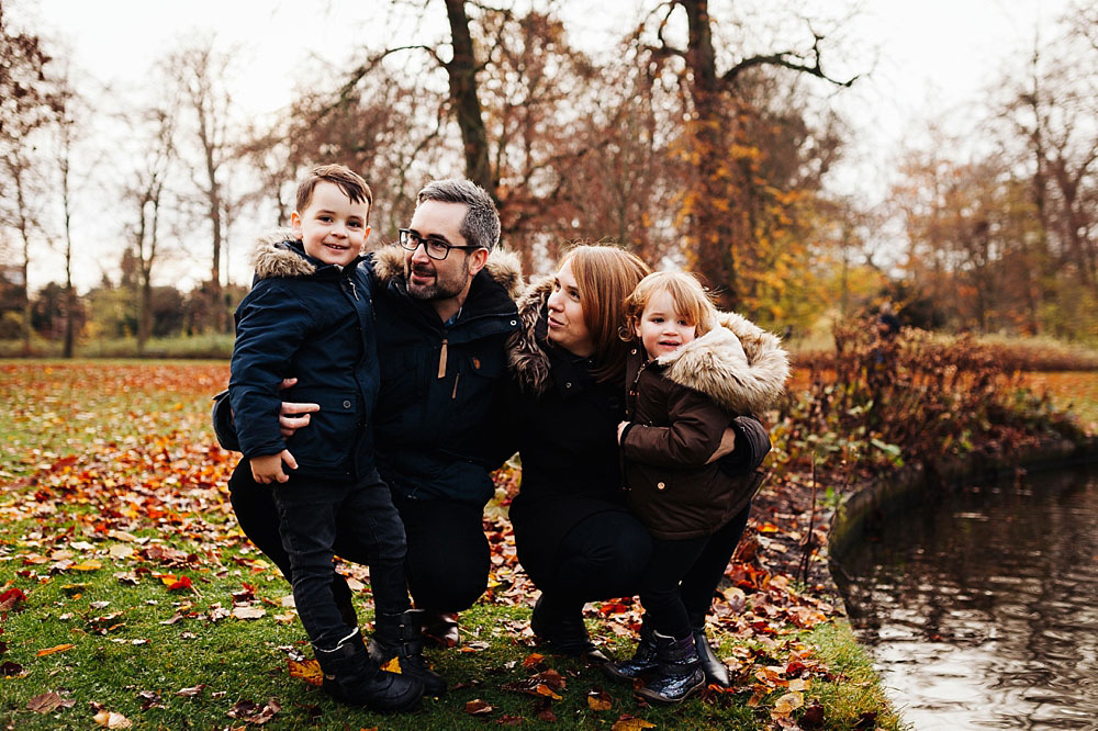 family photo shoot at Frederiksberg Have in Copenhagen, family photos by Natalia Cury family photographer