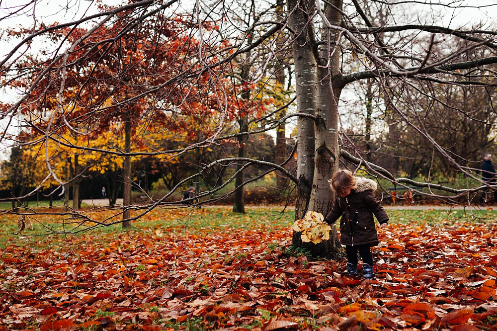 family photo shoot at Frederiksberg Have in Copenhagen, family photos by Natalia Cury family photographer