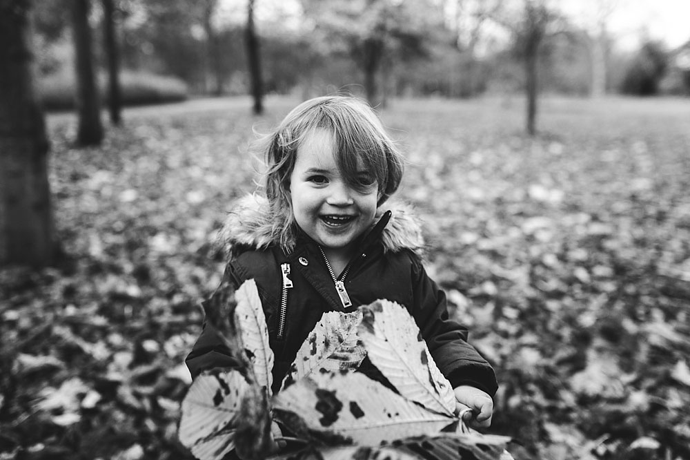 family photo shoot at Frederiksberg Have in Copenhagen, family photos by Natalia Cury family photographer