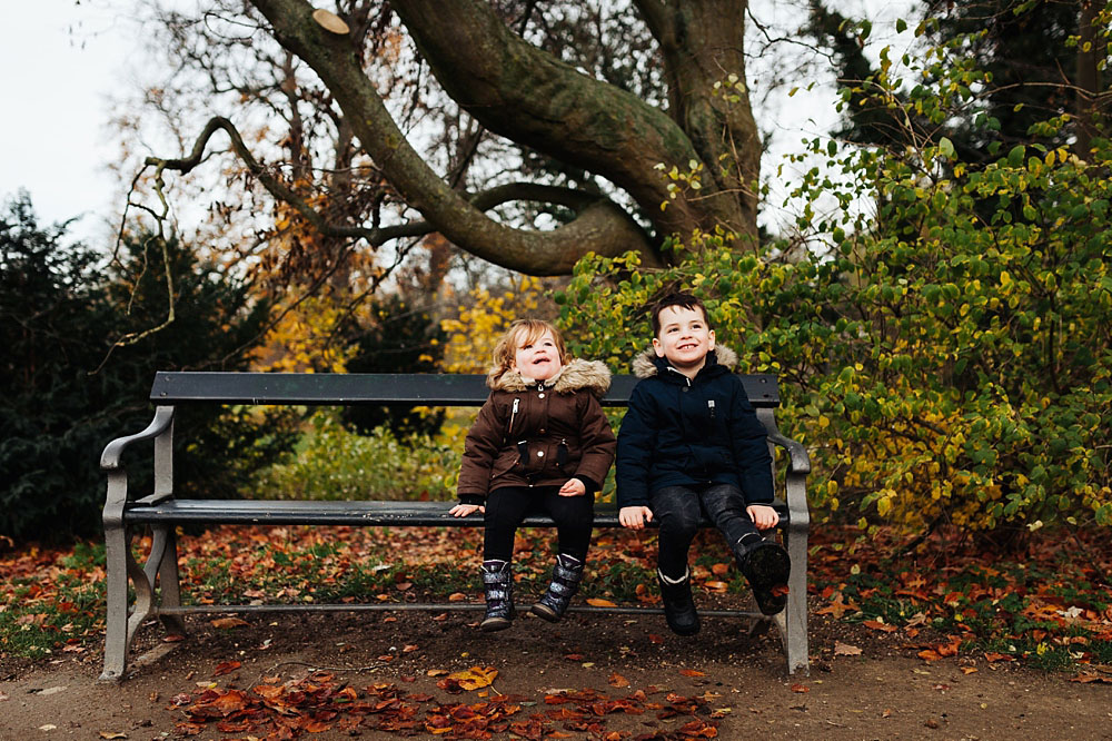 family photo shoot at Frederiksberg Have in Copenhagen, family photos by Natalia Cury family photographer