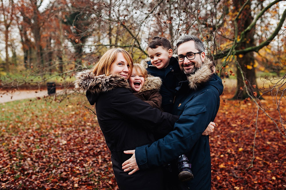 family photo shoot at Frederiksberg Have in Copenhagen, family photos by Natalia Cury family photographer