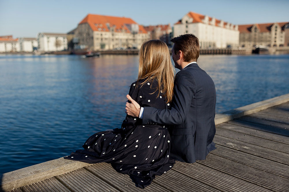 natural engagement photos in Copenhagen, photos by Natalia Cury wedding photography