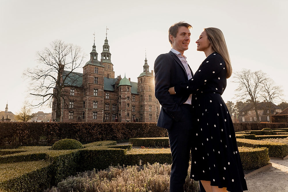 engagement shoot in Copenhagen at Rosenborg Slot, natural engagement photos by Natalia Cury