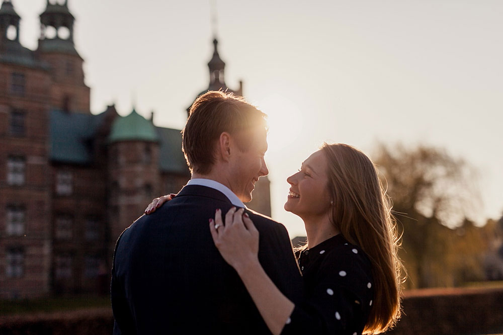 engagement shoot in Copenhagen at Rosenborg Slot, natural engagement photos by Natalia Cury