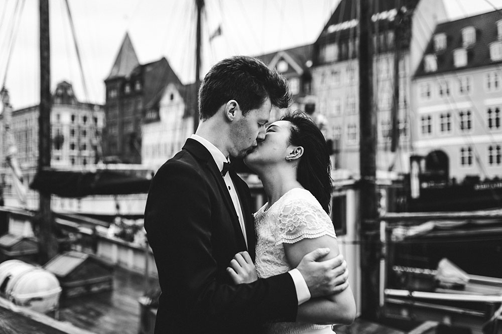 natural wedding photography in Copenhagen, wedding photo session in Nyhavn, Copenhagen