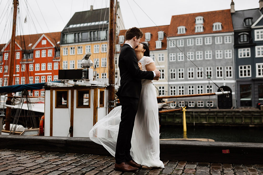 natural wedding photography in Copenhagen, wedding photo session in Nyhavn, Copenhagen