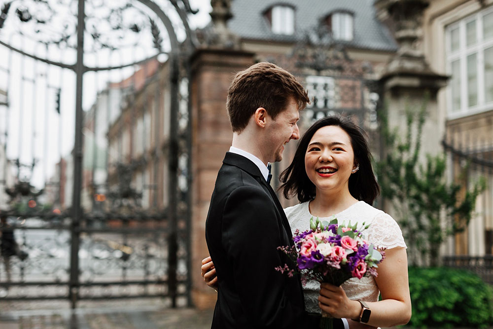 civil wedding at Odd Fellow Palaet in Copenhagen, natural and beautiful wedding photos by Natalia Cury Copenhagen wedding photographer