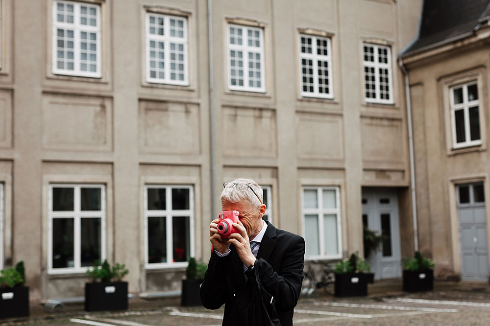 civil wedding at Odd Fellow Palaet in Copenhagen, natural and beautiful wedding photos by Natalia Cury Copenhagen wedding photographer