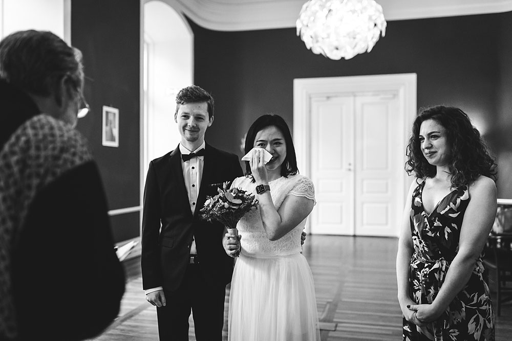 civil wedding in Copenhagen, natural wedding photos by Natalia Cury wedding photographer