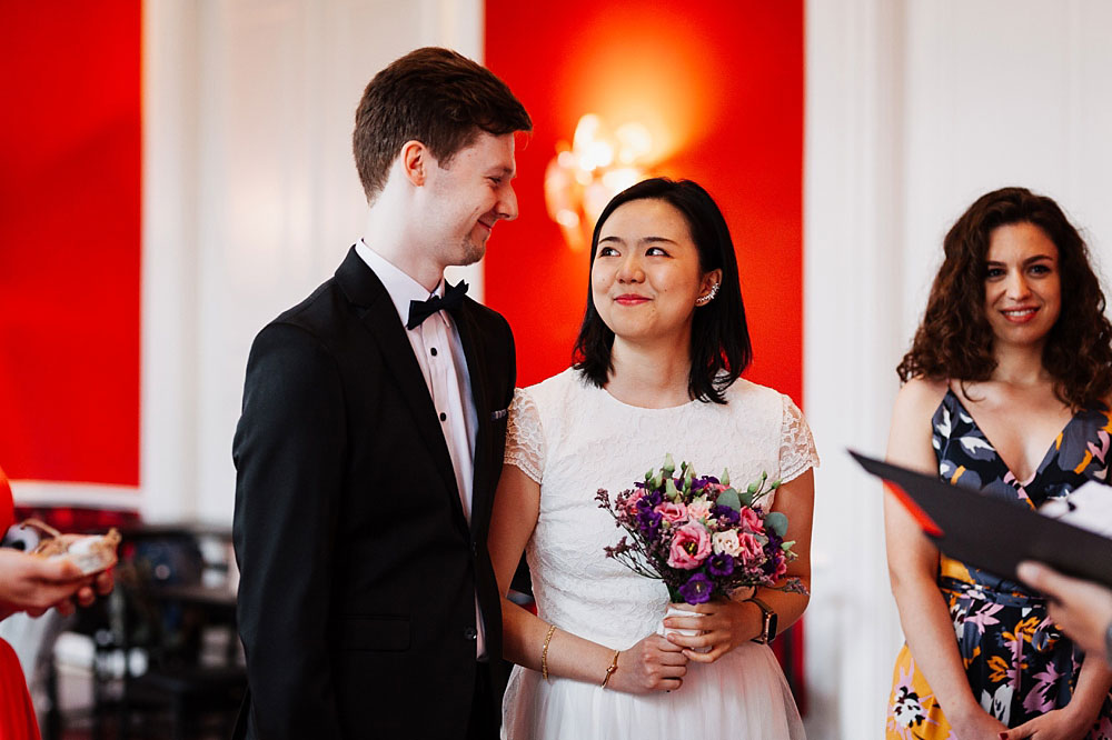 civil wedding in Copenhagen, natural wedding photos by Natalia Cury wedding photographer