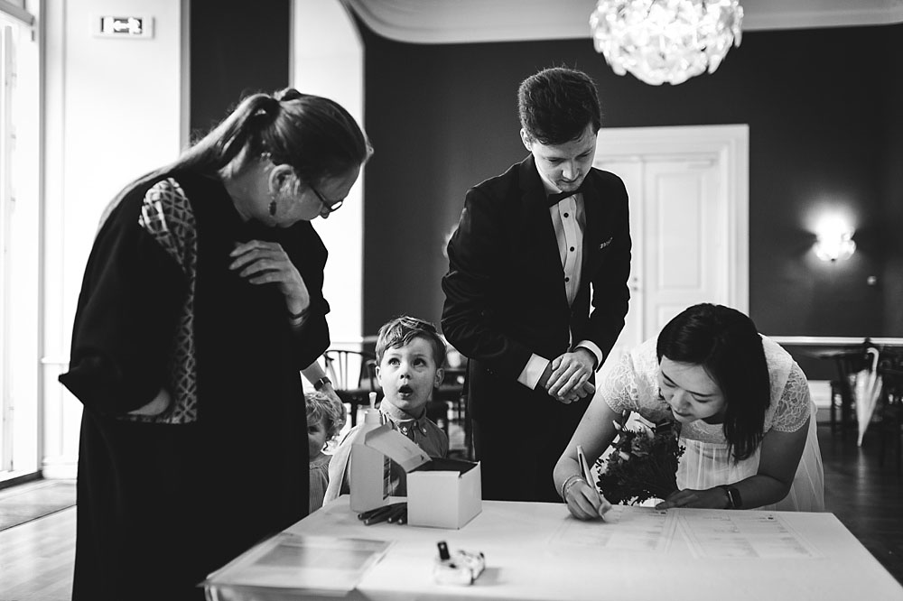 civil wedding in Copenhagen, natural wedding photos by Natalia Cury wedding photographer