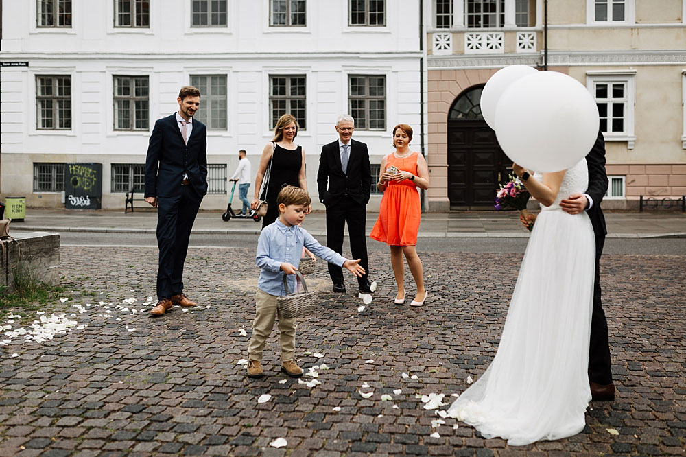 civil wedding in Copenhagen, natural wedding photos by Natalia Cury wedding photographer