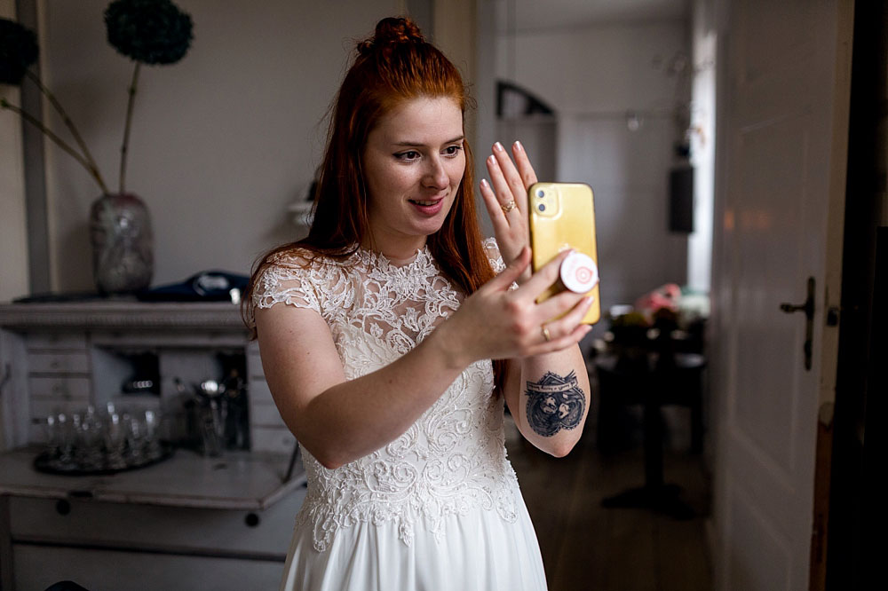 pandemic wedding, bride calling mother, photo by Natalia Cury Copenhagen wedding photographer