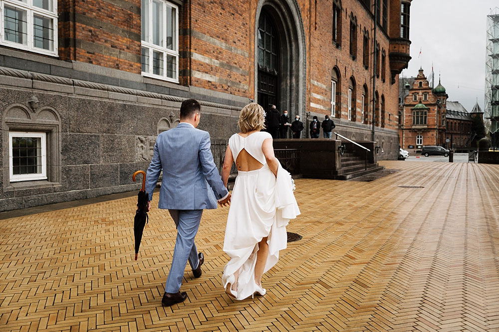 elopement at Copenhagen City Hall. photography by Natalia Cury wedding photographer