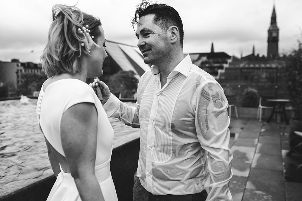 natural wedding photos at Nimb hotel in Copenhagen