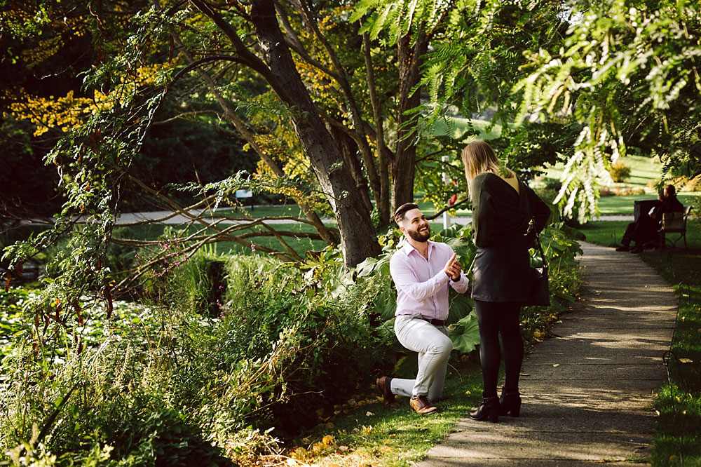 proposal photo shoot in Copenhagen, natural photos by Natalia Cury wedding photographer 