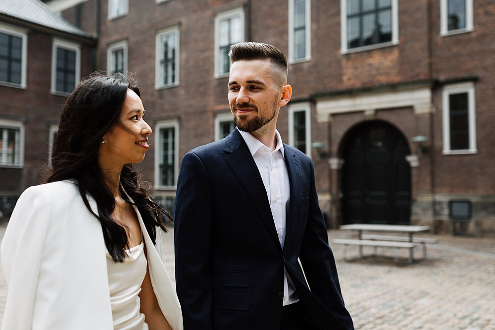 Copenhagen civil wedding at Amaliehaven. Photos by Natalia Cury wedding photographer