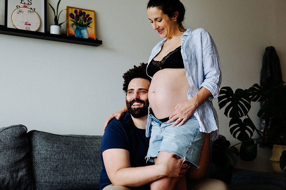 Natural maternity photos at home by Copenhagen maternity photographer Natalia Cury.