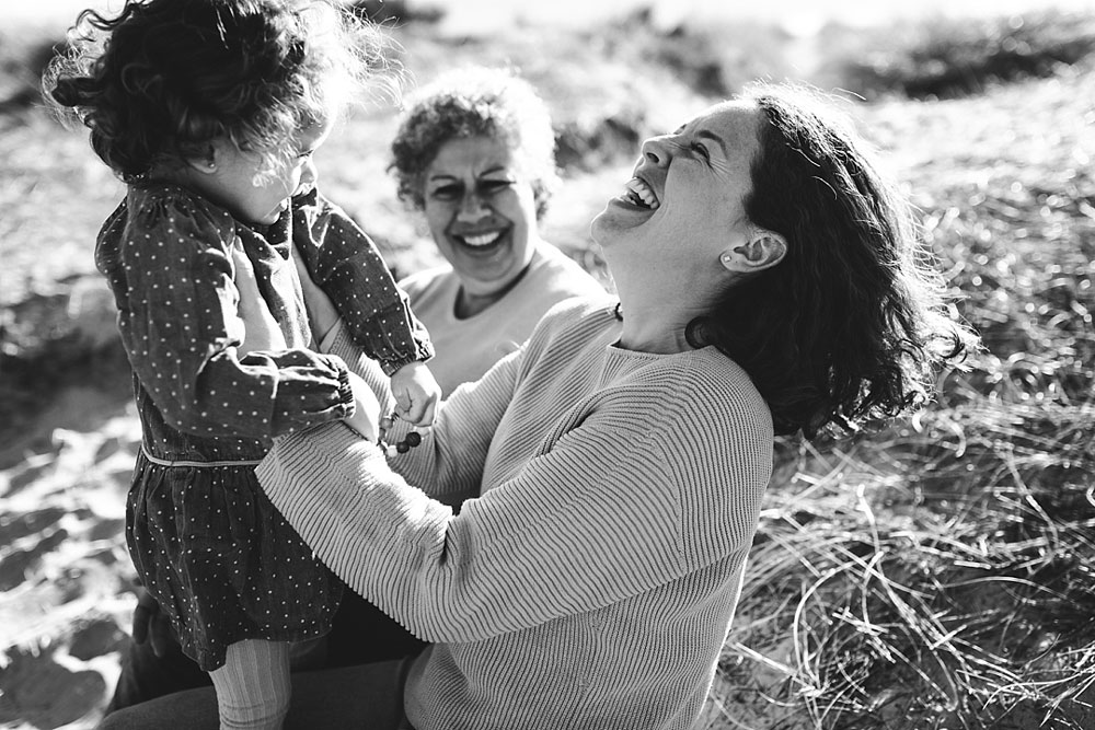 LIfestyle family photography in Copenhagen. Natural family photos by Copenhagen based family photographer Natalia Cury