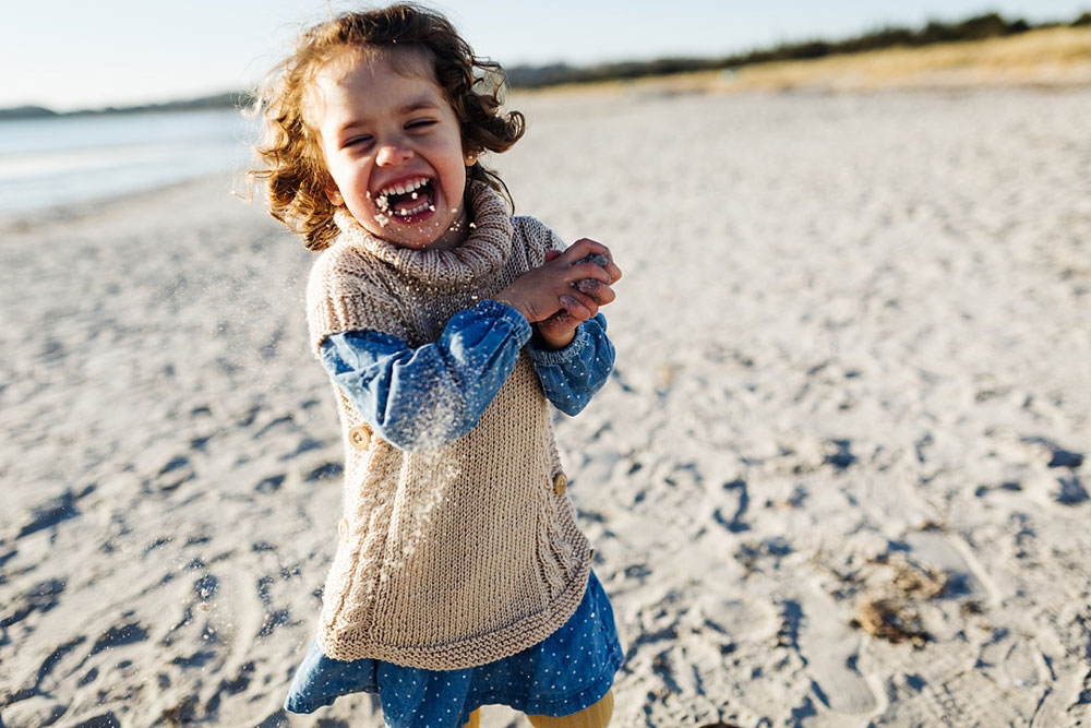 family portraits at the beach in Copenhagen. Natural family photos in Copenhagen, Denmark.