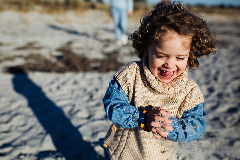 LIfestyle family photography in Copenhagen. Natural family photos by Copenhagen based family photographer Natalia Cury