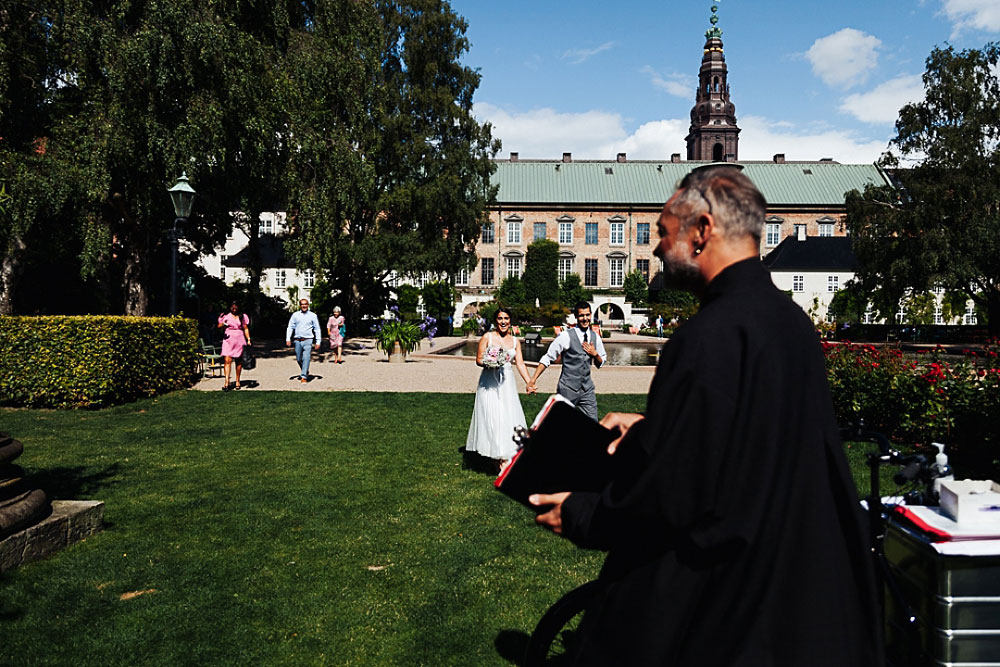 Natural wedding photography at the Royal Library Garden in Copenhagen. Photos by wedding photographer Natalia Cury