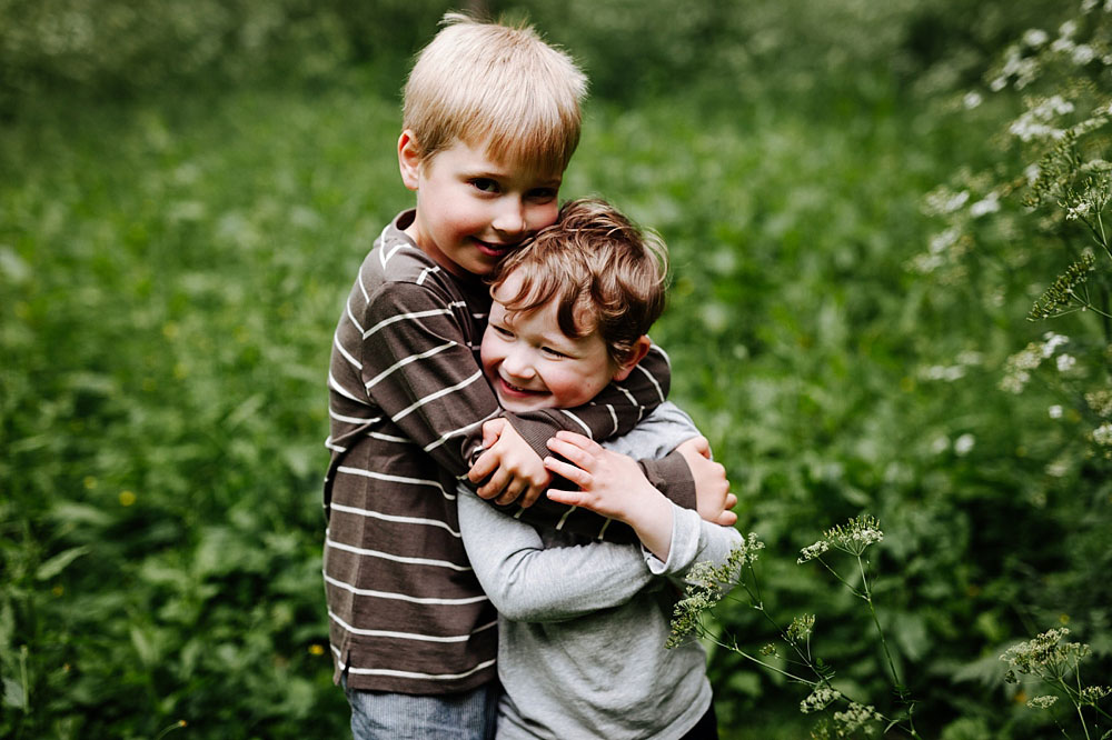 natural family photos in Copenhagen. Lifestyle family photo session in Frederiksberg Have