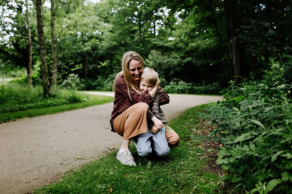 natural family photos in Copenhagen. Lifestyle family photo session in Frederiksberg Have