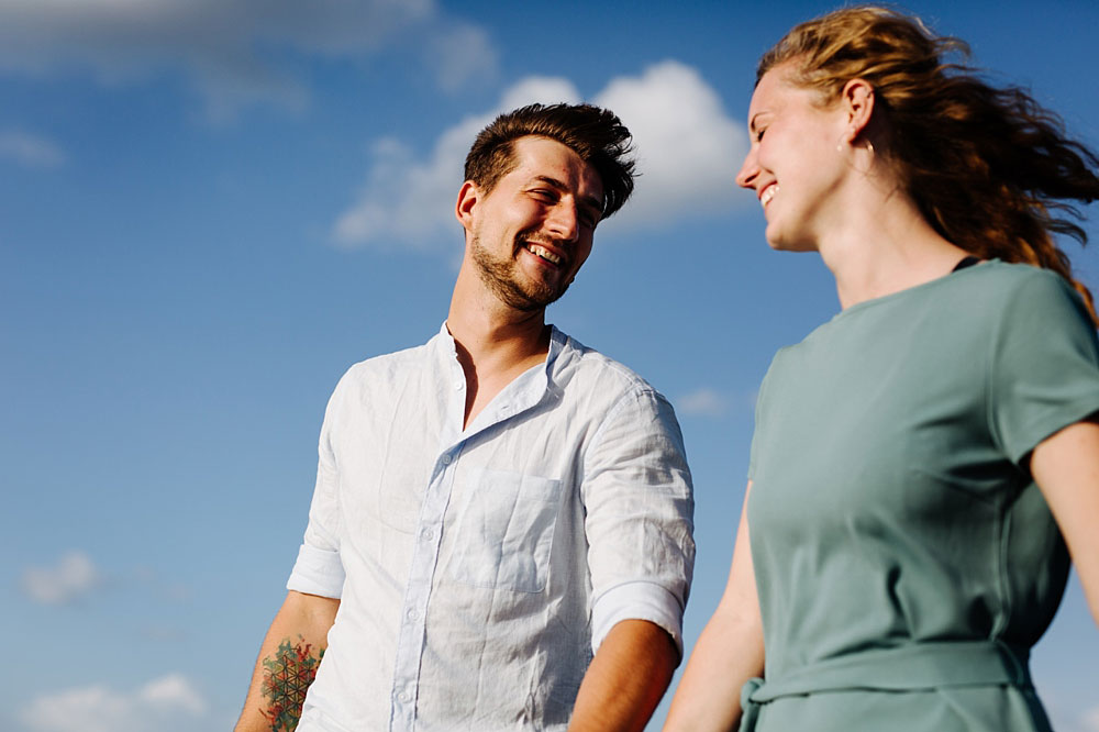 engagement shoot at the beach in Copenhagen. Natural and relaxed photos in Copenhagen.