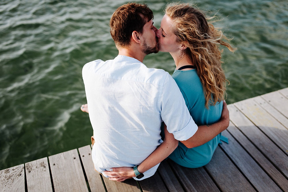 engagement photos at the beach in Copenhagen, Denmark. Natural engagement photographs.