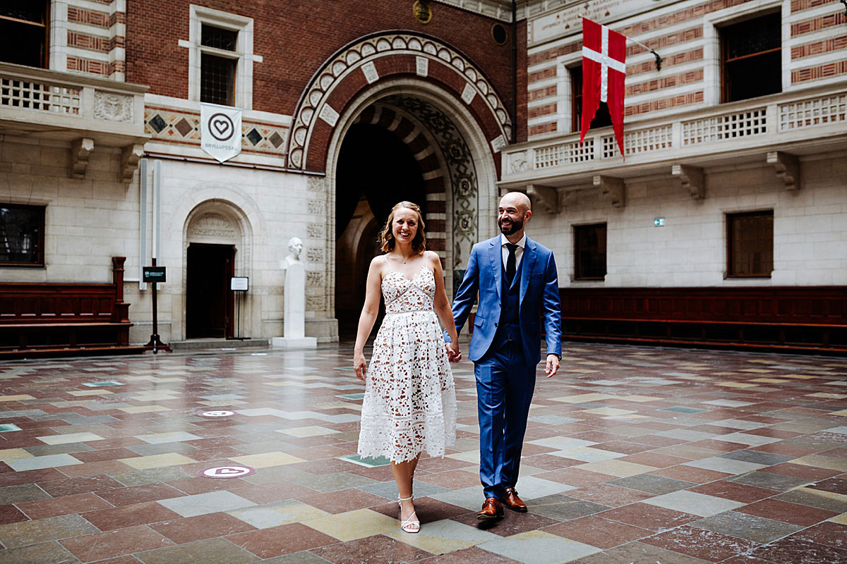 bride and groom at Copenhagen City Hall. Natural wedding photos by Natalia Cury photographer