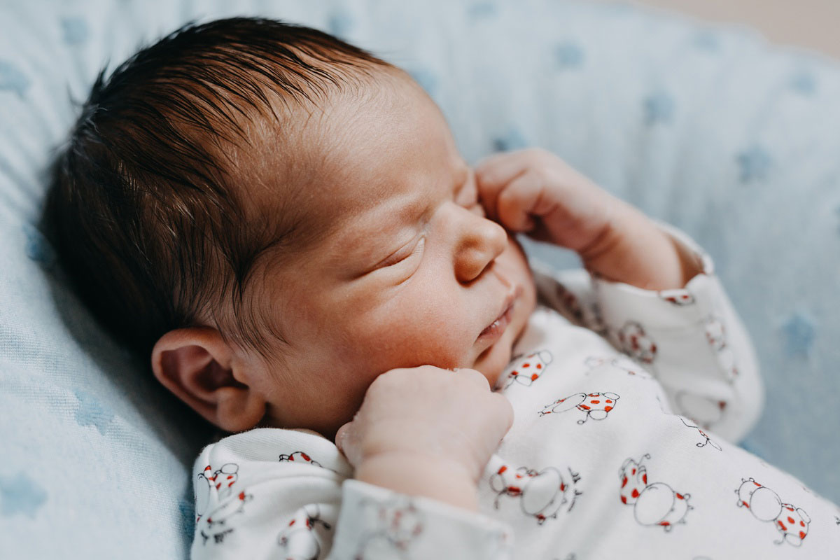 beautiful newborn photos at home in Copenhagen. Family photos by Natalia Cury Copenhagen photographer. 