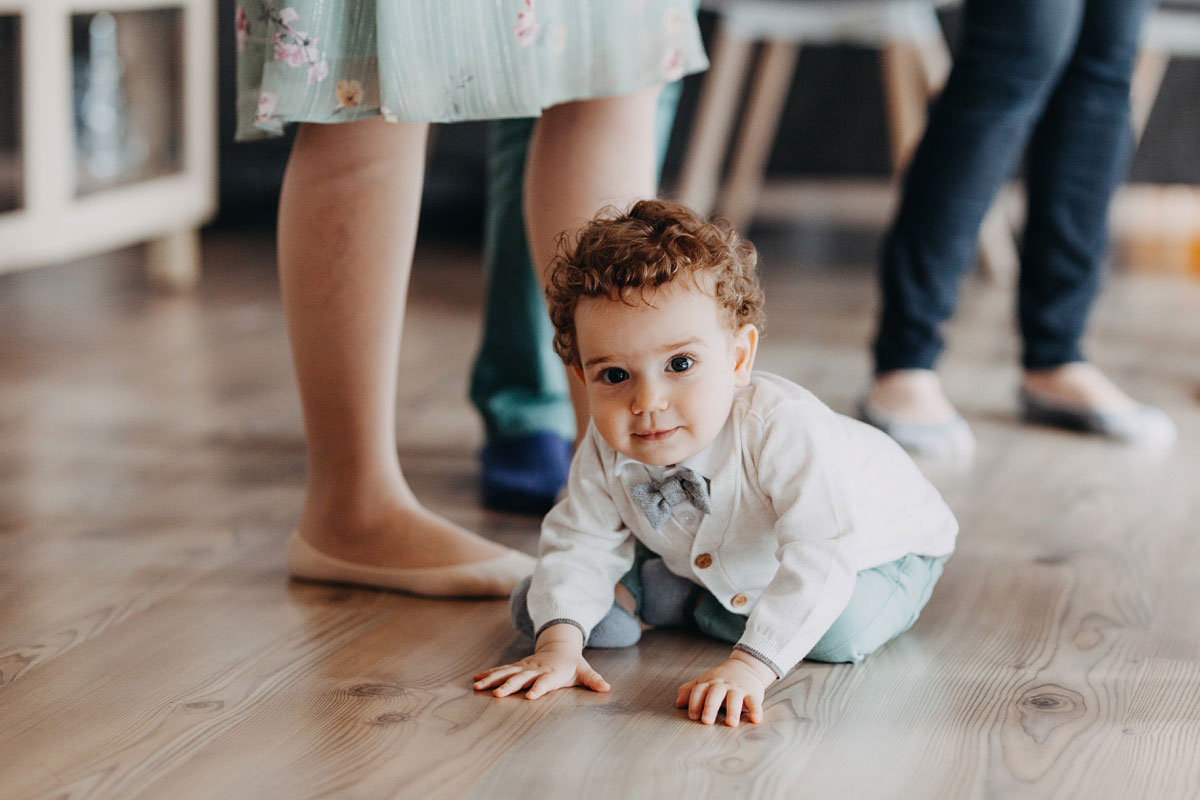 first birthday photo session in Copenhagen. Candid family photography by Natalia Cury photographer. 