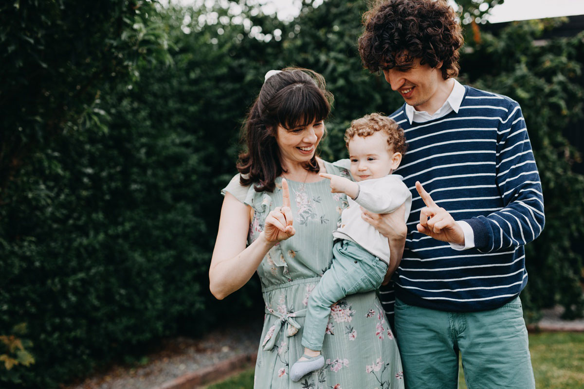 first birthday photo session in Copenhagen. Candid family photography by Natalia Cury photographer. 