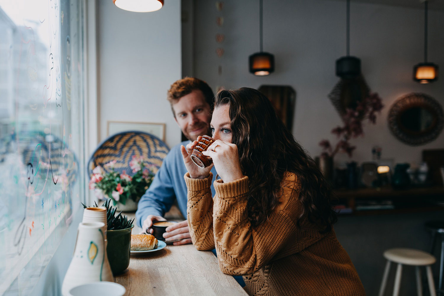 couples shoot at a café in Copenhagen