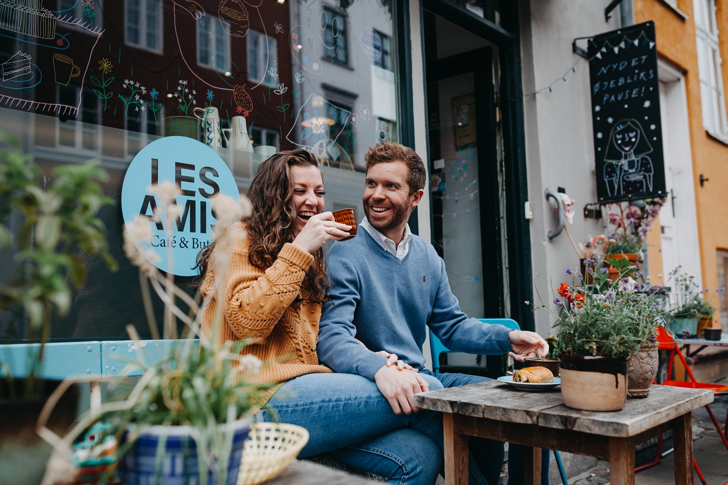 couples photoshoot at café les amis in Christianshavn, Copenhagen