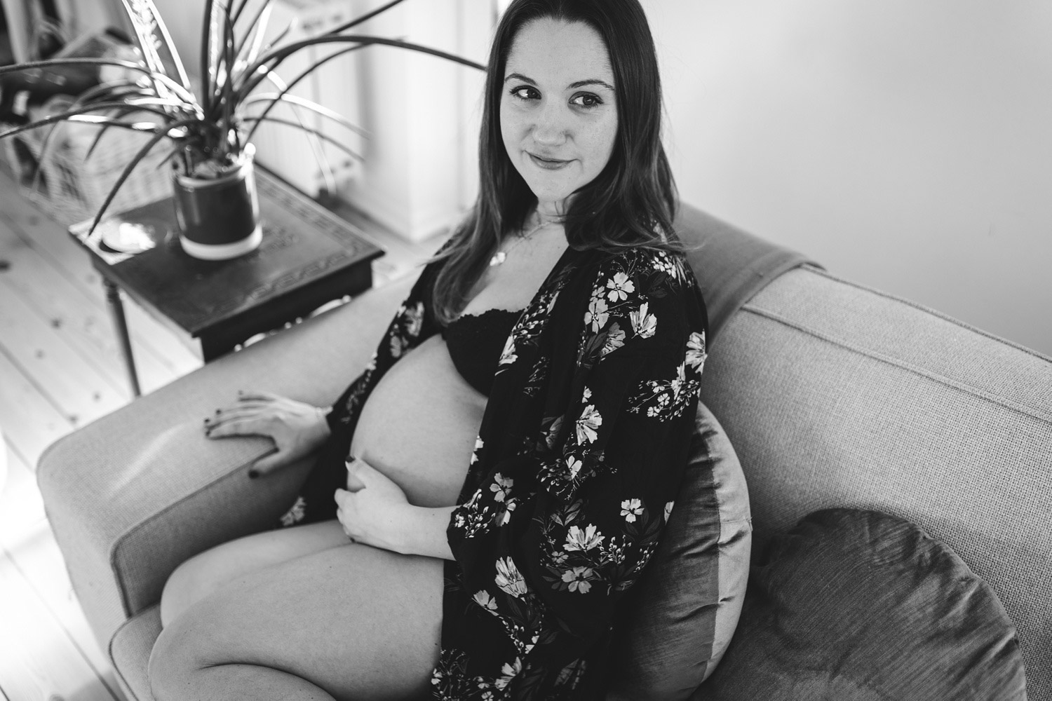 mother-to-be, natural maternity photoshoot in Copenhagen