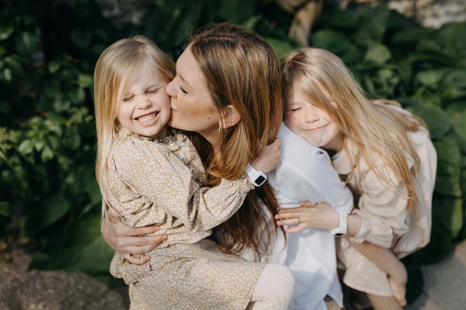 Family photo shoot in Copenhagen: A family enjoying a sunny day in Frederiksberg Have