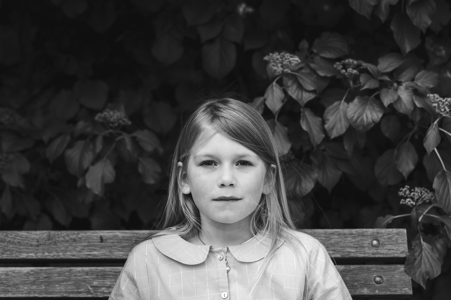 Family photo shoot in Copenhagen: girl looking straight into the camera