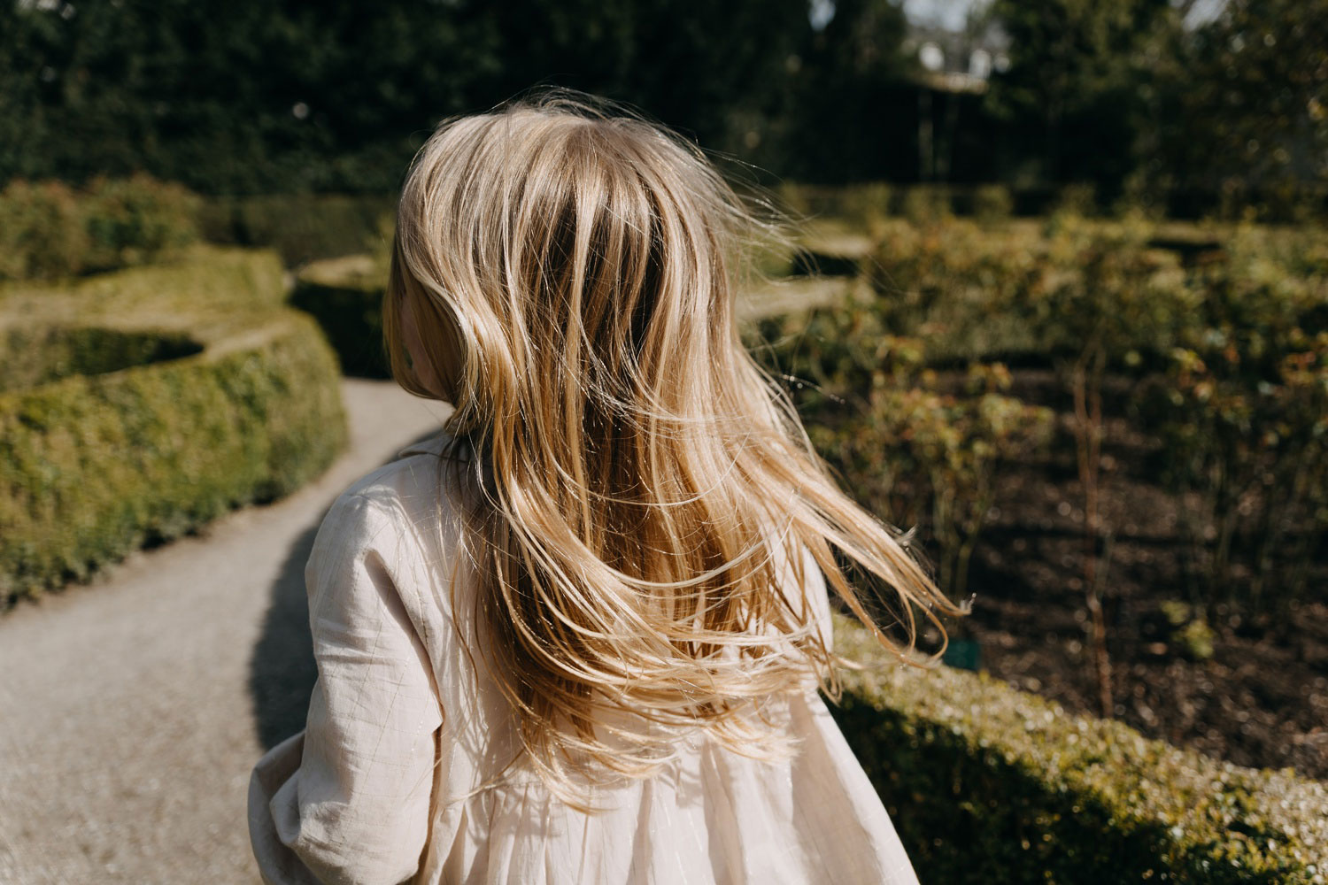 Copenhagen family photography: A family playing together in Frederiksberg Have