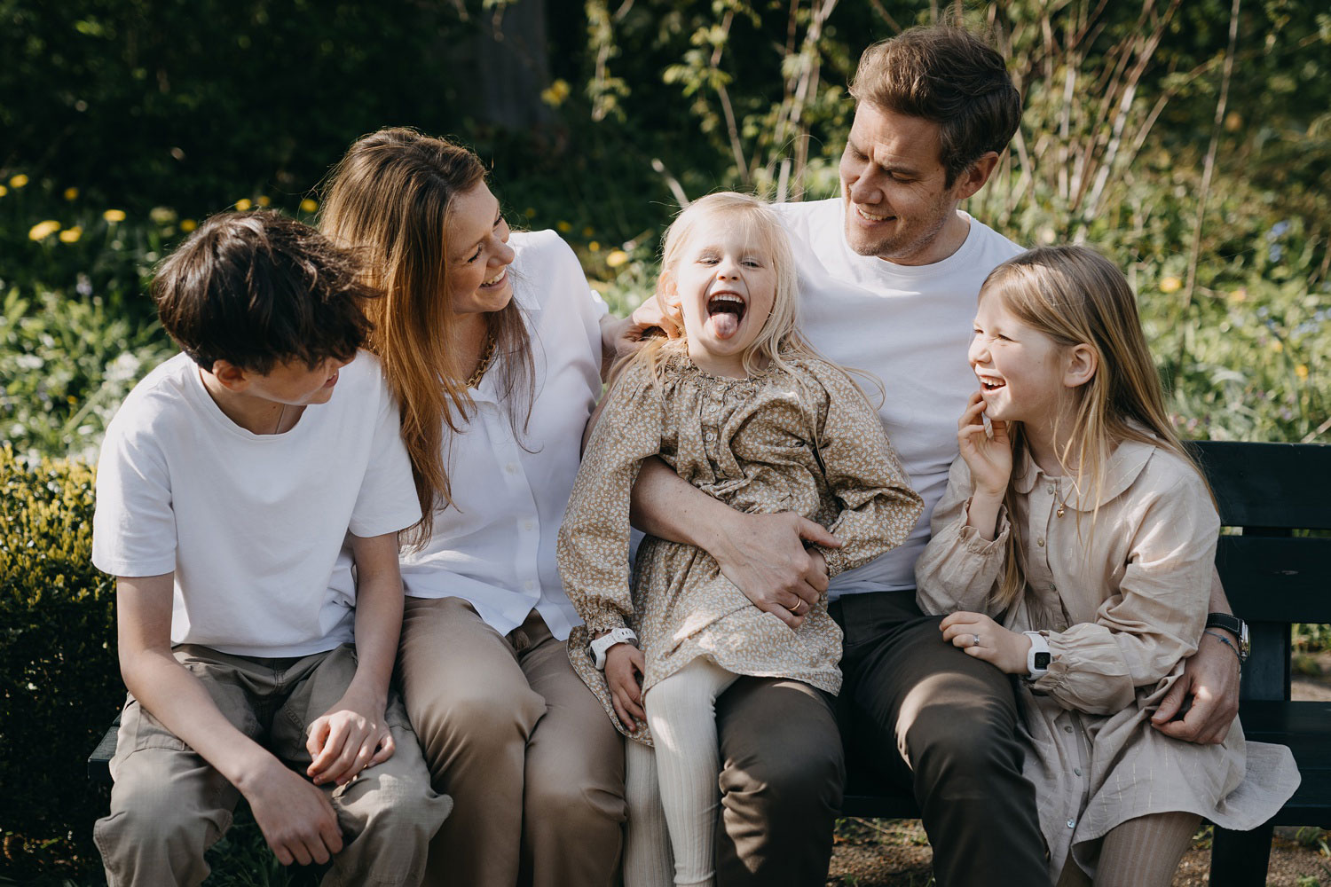 Copenhagen family photography: A family playing together in Frederiksberg Have